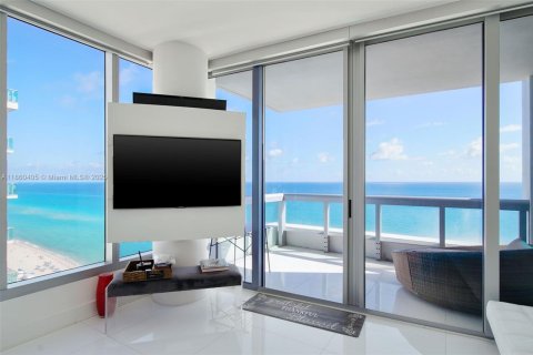 Condo in Miami Beach, Florida, 2 bedrooms  № 1981252 - photo 12