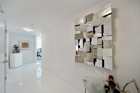 Condo in Miami Beach, Florida, 2 bedrooms  № 1981252 - photo 15