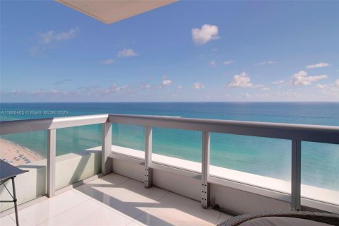 Condo in Miami Beach, Florida, 2 bedrooms  № 1981252 - photo 16