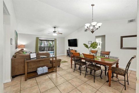 House in Poinciana, Florida 4 bedrooms, 142.51 sq.m. № 2156083 - photo 5