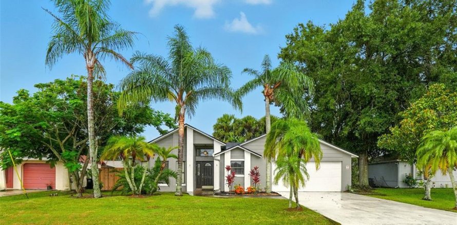 House in Poinciana, Florida 4 bedrooms, 142.51 sq.m. № 2156083