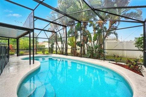 House in Poinciana, Florida 4 bedrooms, 142.51 sq.m. № 2156083 - photo 28