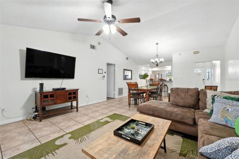 House in Poinciana, Florida 4 bedrooms, 142.51 sq.m. № 2156083 - photo 12