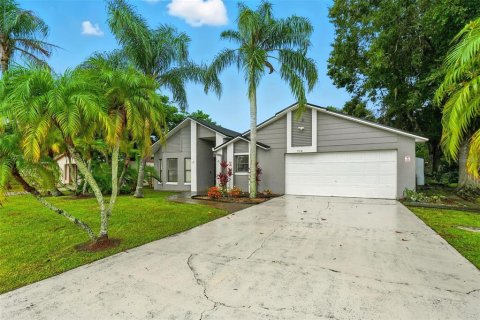 House in Poinciana, Florida 4 bedrooms, 142.51 sq.m. № 2156083 - photo 3