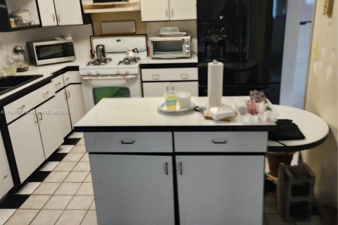 Casa en venta en Miami, Florida, 3 dormitorios № 1953686 - foto 3