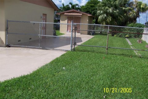 Casa en venta en Miami, Florida, 3 dormitorios № 1953686 - foto 2
