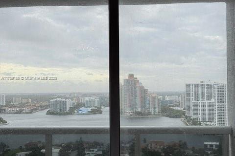 Condominio en alquiler en Sunny Isles Beach, Florida, 2 dormitorios, 176.79 m2 № 1920977 - foto 18