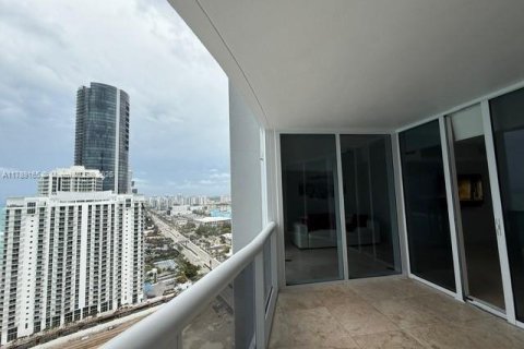 Condominio en alquiler en Sunny Isles Beach, Florida, 2 dormitorios, 176.79 m2 № 1920977 - foto 1