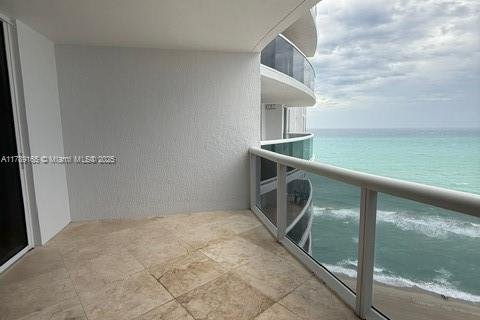 Condominio en alquiler en Sunny Isles Beach, Florida, 2 dormitorios, 176.79 m2 № 1920977 - foto 2