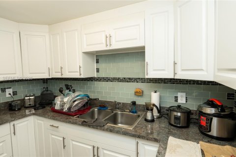 Copropriété à louer à Miami, Floride: 2 chambres, 81.94 m2 № 2046239 - photo 4