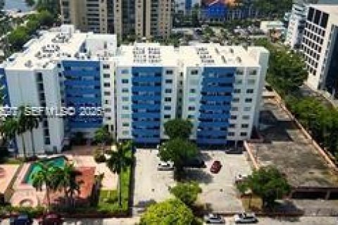 Copropriété à louer à Miami, Floride: 2 chambres, 81.94 m2 № 2046239 - photo 2