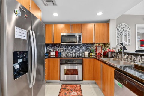 Condo in West Palm Beach, Florida, 2 bedrooms № 2146111 - photo 5