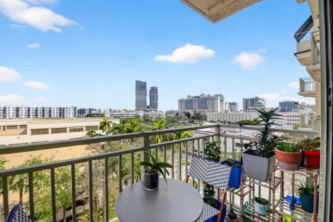 Condo in West Palm Beach, Florida, 2 bedrooms № 2146111 - photo 14