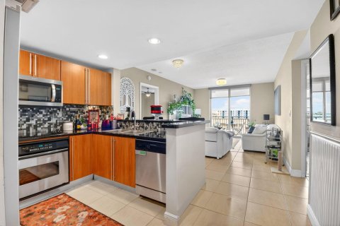 Condo in West Palm Beach, Florida, 2 bedrooms № 2146111 - photo 2
