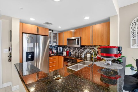 Condo in West Palm Beach, Florida, 2 bedrooms № 2146111 - photo 3