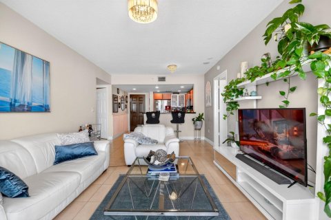 Condo in West Palm Beach, Florida, 2 bedrooms № 2146111 - photo 13