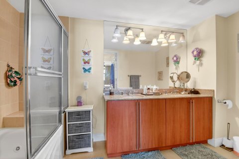 Condo in West Palm Beach, Florida, 2 bedrooms № 2146111 - photo 26
