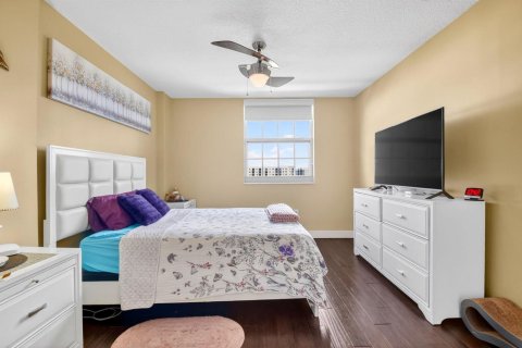Condo in West Palm Beach, Florida, 2 bedrooms № 2146111 - photo 20