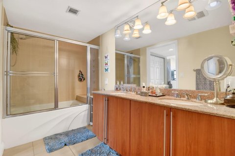 Condo in West Palm Beach, Florida, 2 bedrooms № 2146111 - photo 23