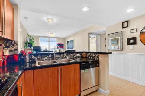 Condo in West Palm Beach, Florida, 2 bedrooms № 2146111 - photo 9