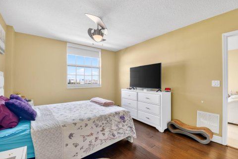Condo in West Palm Beach, Florida, 2 bedrooms № 2146111 - photo 21