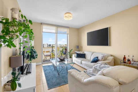 Condo in West Palm Beach, Florida, 2 bedrooms № 2146111 - photo 12