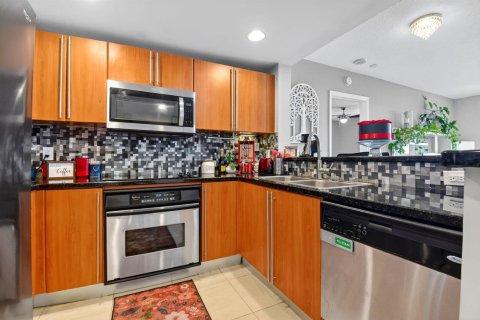Condo in West Palm Beach, Florida, 2 bedrooms № 2146111 - photo 6