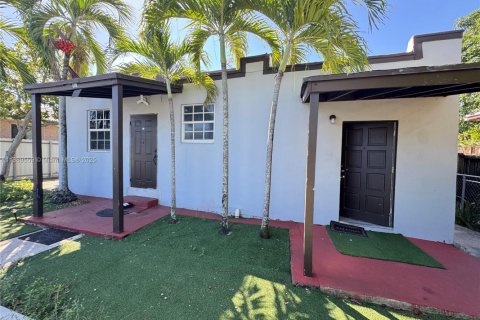 Commercial property in Hialeah, Florida 245.17 sq.m. № 1938724 - photo 1