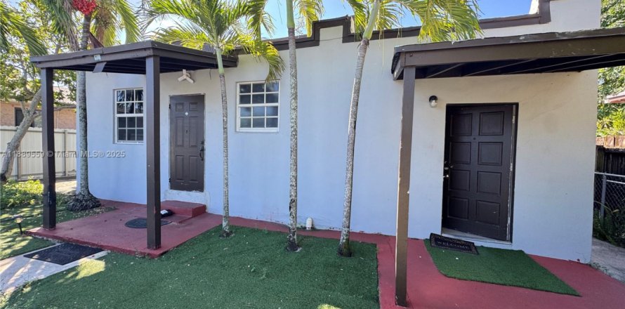 Commercial property in Hialeah, Florida 245.17 sq.m. № 1938724
