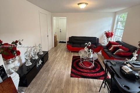 Commercial property in Hialeah, Florida 245.17 sq.m. № 1938724 - photo 9