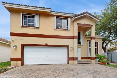 House in Doral, Florida 4 bedrooms, 243.4 sq.m. № 1937094 - photo 2