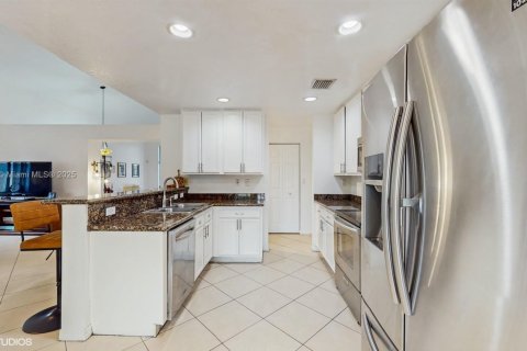 House in Doral, Florida 4 bedrooms, 243.4 sq.m. № 1937094 - photo 11