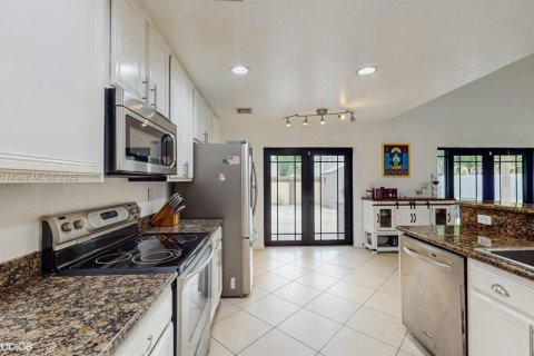 House in Doral, Florida 4 bedrooms, 243.4 sq.m. № 1937094 - photo 12