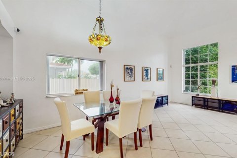 House in Doral, Florida 4 bedrooms, 243.4 sq.m. № 1937094 - photo 9