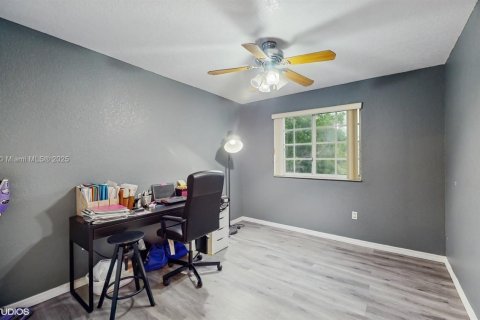House in Doral, Florida 4 bedrooms, 243.4 sq.m. № 1937094 - photo 22