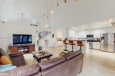 House in Doral, Florida 4 bedrooms, 243.4 sq.m. № 1937094 - photo 7