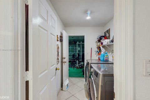 House in Doral, Florida 4 bedrooms, 243.4 sq.m. № 1937094 - photo 15