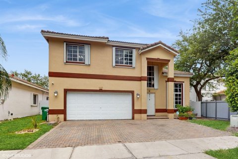 House in Doral, Florida 4 bedrooms, 243.4 sq.m. № 1937094 - photo 1