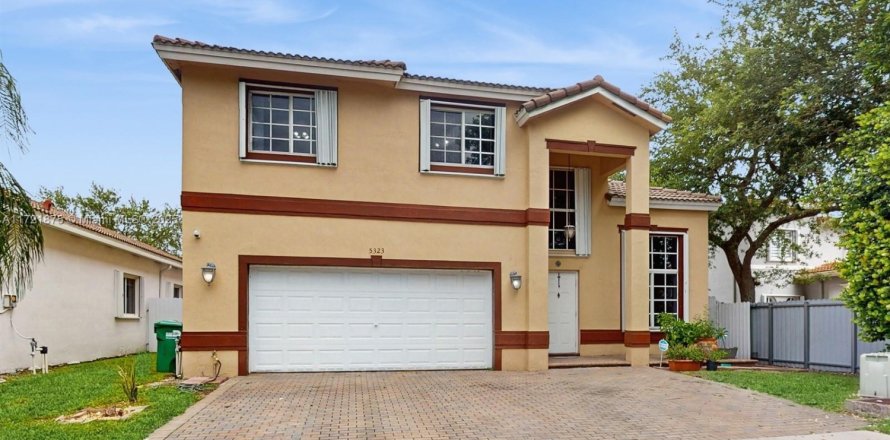 Villa ou maison à Doral, Floride 4 chambres, 243.4 m2 № 1937094