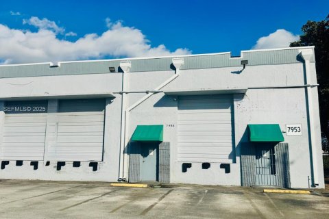 Купить коммерческую недвижимость в Медли, Флорида № 2034410 - фото 3