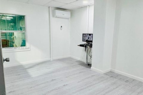 Купить коммерческую недвижимость в Медли, Флорида № 2034410 - фото 20