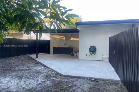 House in Miami Gardens, Florida 5 bedrooms, 192.12 sq.m. № 1943855 - photo 29
