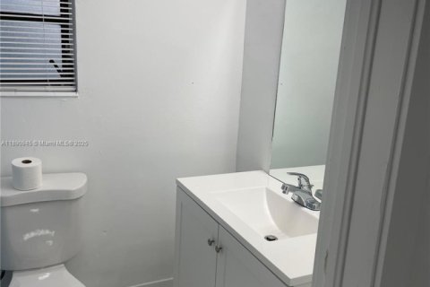 House in Miami Gardens, Florida 5 bedrooms, 192.12 sq.m. № 1943855 - photo 15
