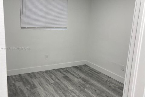 House in Miami Gardens, Florida 5 bedrooms, 192.12 sq.m. № 1943855 - photo 18