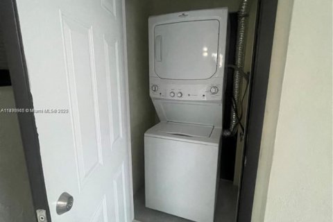 House in Miami Gardens, Florida 5 bedrooms, 192.12 sq.m. № 1943855 - photo 20