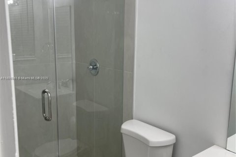 House in Miami Gardens, Florida 5 bedrooms, 192.12 sq.m. № 1943855 - photo 12