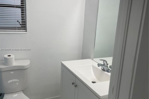 House in Miami Gardens, Florida 5 bedrooms, 192.12 sq.m. № 1943855 - photo 7