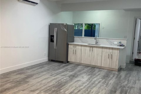 House in Miami Gardens, Florida 5 bedrooms, 192.12 sq.m. № 1943855 - photo 23