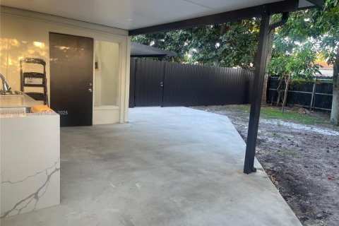 House in Miami Gardens, Florida 5 bedrooms, 192.12 sq.m. № 1943855 - photo 25