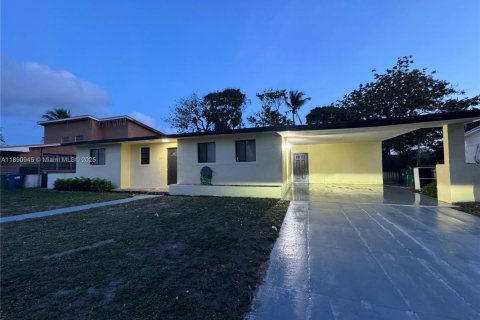 House in Miami Gardens, Florida 5 bedrooms, 192.12 sq.m. № 1943855 - photo 1